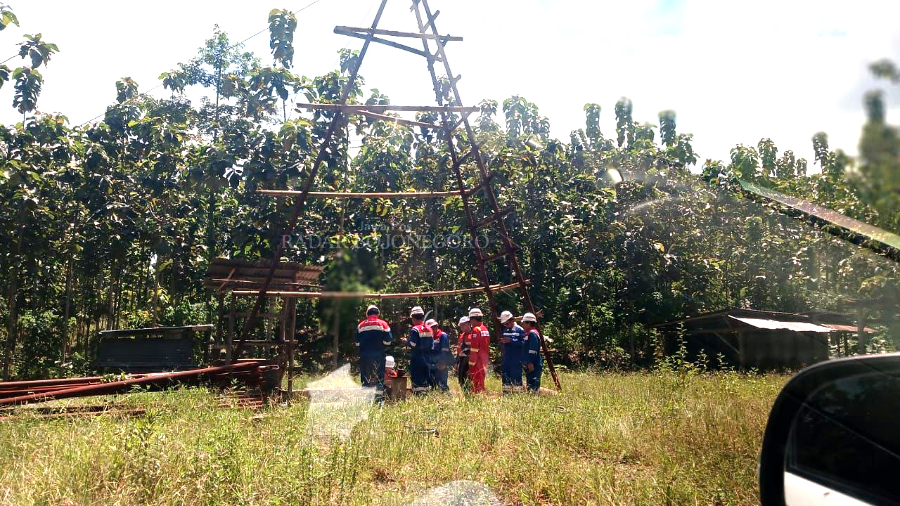 VERIFIKASI: Tim SKK Migas bersama Kementerian ESDM mulai verlap sumur minyak tua Ledok dan Semanggi kemarin (28/4). (RAHUL OSCARRA DUTA/RADAR BOJONEGORO)