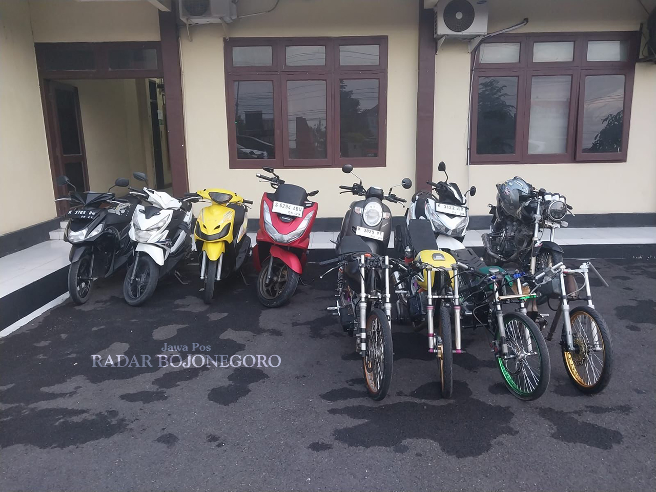 TILANG: Sebelas unit sepeda motor yang diduga terlibat balap liar telah diamankan di Mapolres Blora. (M. LUKMAN HAKIM/RADAR BOJONEGORO)