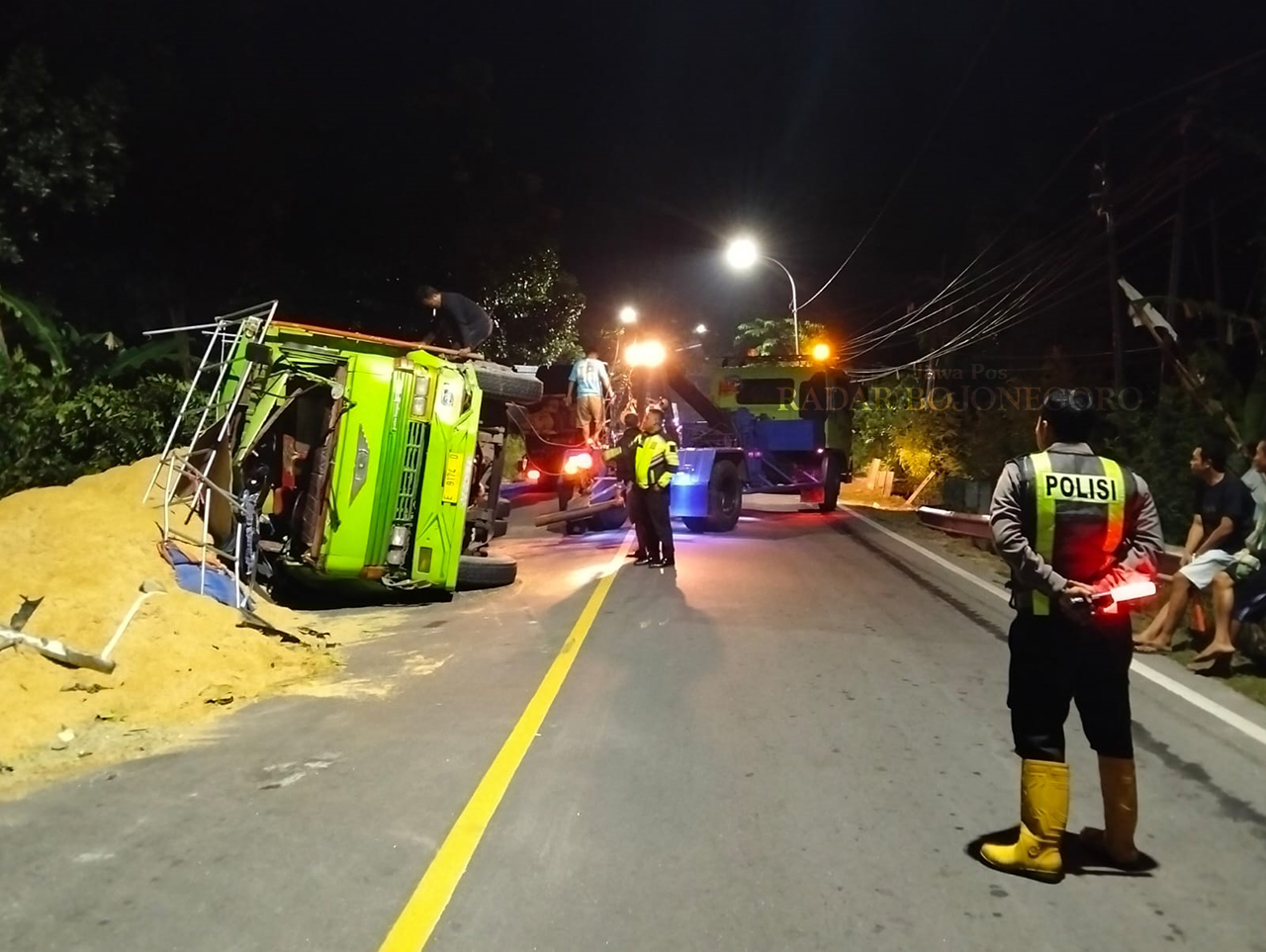 PICU KEMACETAN: Kecelakaan truk di Desa Meduri, Kecamatan Margomulyo ini picu kemacetan panjang Jalan Bojonegoro-Ngawi. (DHANI WAHYU ALFIANSYAH/RADAR BOJONEGORO)
