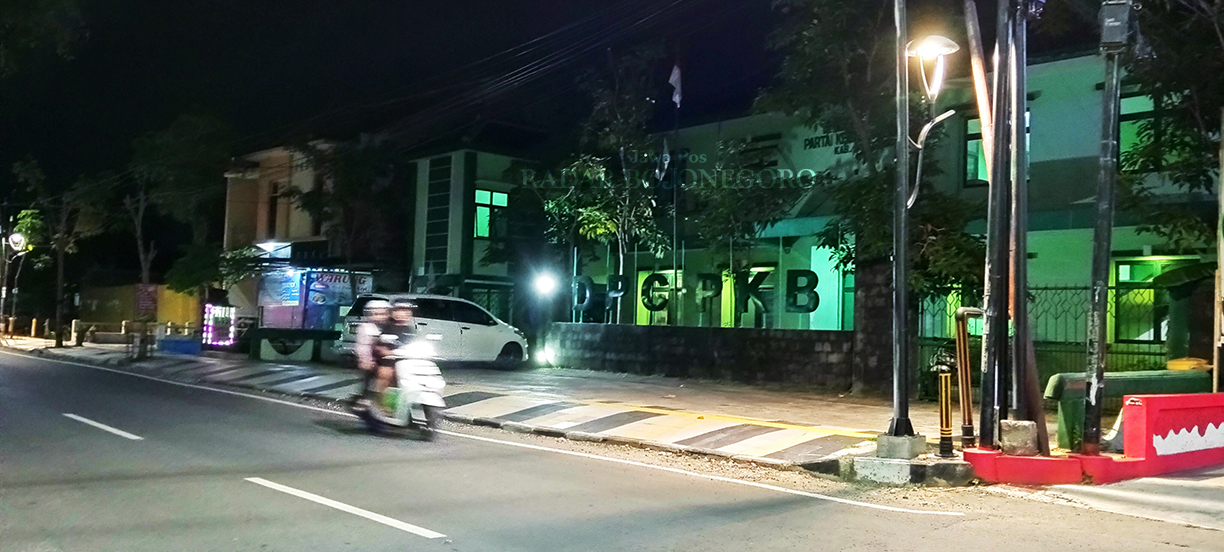 TERTINGGI: Kantor DPC PKB Bojonegoro terlihat sepi, partai berlambang bola dunia dengan sembilan bintang itu mendapat banpol tertinggi. (YANA DWI KURNIYA WATI/RADAR BOJONEGORO)
