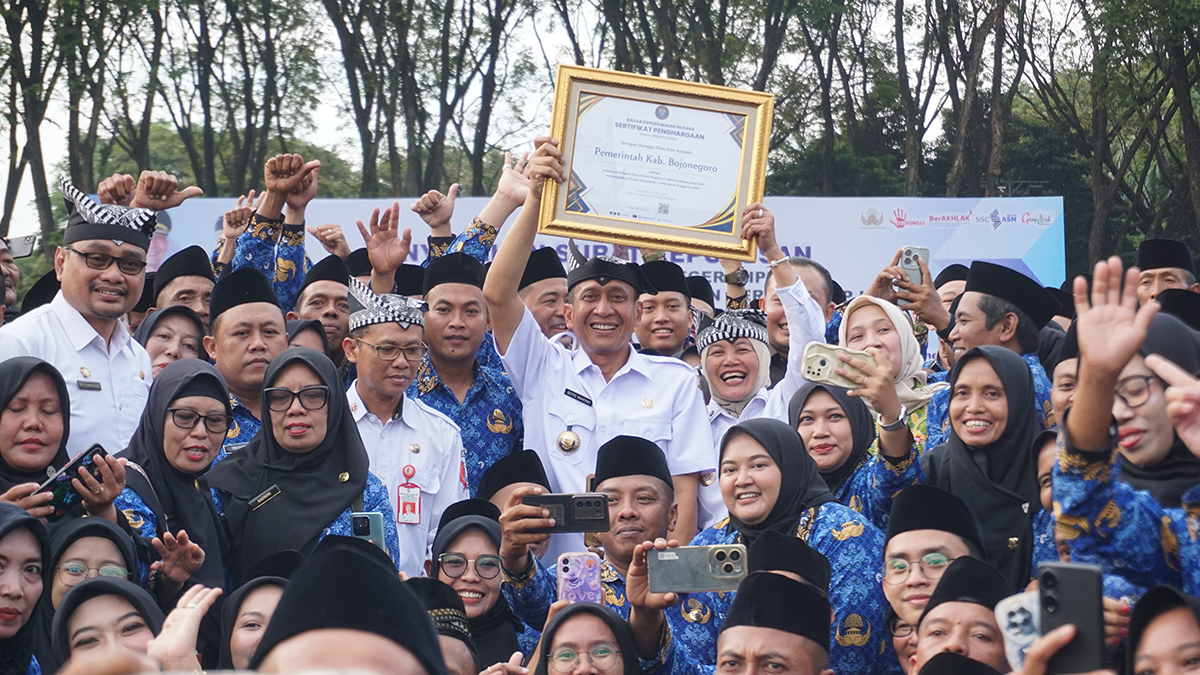 Bupati Bojonegoro Setyo Wahono saat mengangkat piagam penghargaan dari BKN sebagai kabupaten tercepat menyelesaikan pengadaan CPNS dan PPPK se-Jatim. (YUAN EDO/RADAR BOJONEGORO)