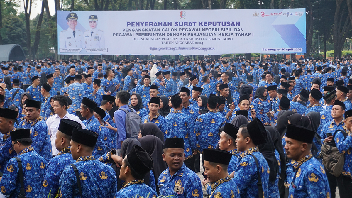Para CPNS dan PPPK terlihat sumringah setelah menerima SK pengangkatan. (YUAN EDO/RADAR BOJONEGORO)