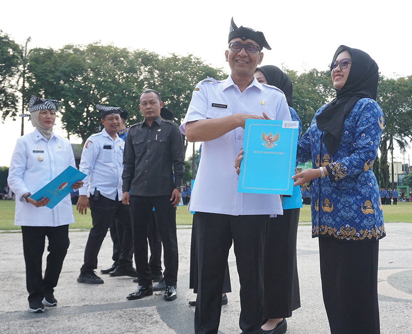 Bupati Bojonegoro Setyo Wahono bersama Wakil Bupati Nurul Azizah dan Ketua DPRD Abdulloh Umar saat menyerahkan SK pengangkatan secara simbolis (YUAN EDO/RADAR BOJONEGORO)