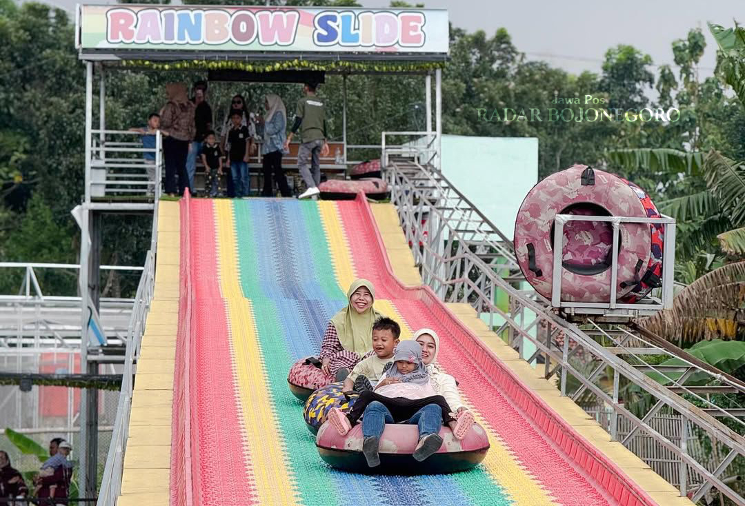 SERU: Rainbow Slide menjadi salah satu wahana paling seru di Noyo Gimbal View. (ISTIMEWA/RADAR BOJONEGORO)
