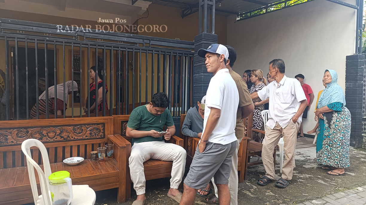 RUMAH DUKA: Warga saat takziah di rumah Abdul Aziz, korban pembacokan oleh tetangganya sendiri saat jamaah Subuh. (DHANI WAHYU ALFIANSYAH/RADAR BOJONEGORO)