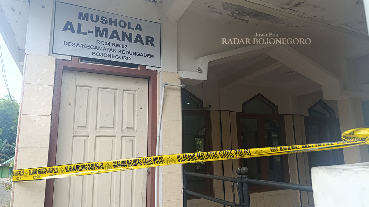 DIGARIS POLISI: Lokasi kejadian digaris polisi, aksi pembacokan hingga menelan tiga korban itu saat ini ditangani Polres Bojonegoro.  (DHANI WAHYU ALFIANSYAH/RADAR BOJONEGORO)