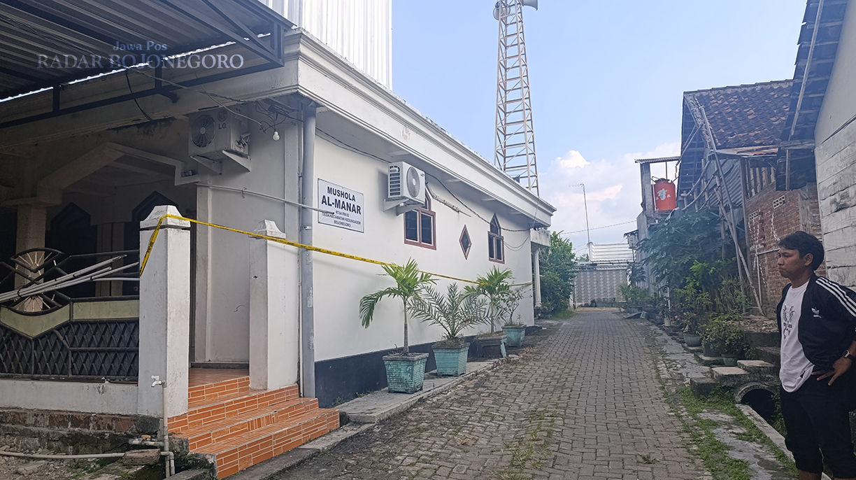 DIGARIS POLISI: Lokasi kejadian digaris polisi, aksi pembacokan hingga menelan tiga korban itu saat ini ditangani Polres Bojonegoro.  (DHANI WAHYU ALFIANSYAH/RADAR BOJONEGORO)