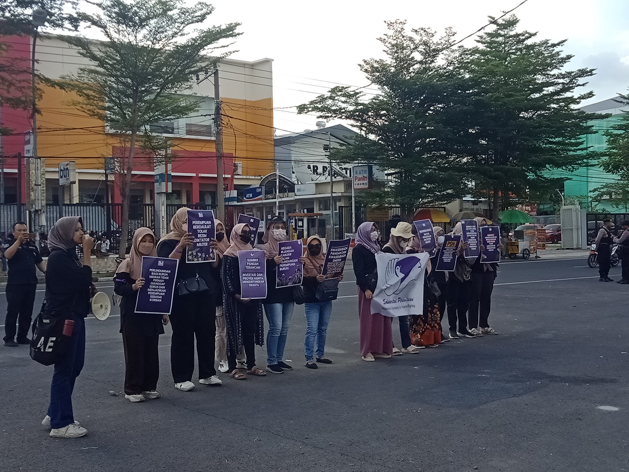 SAMPAIKAN ASPIRASI: Aktivis menggelar aksi dengan bergantian orasi untuk menyampaikan beberapa tuntutan tentang kesejahteraan buruh di depan kantor DPRD kemarin (1/5)(YANA DWI KURNIYA WATI/RADAR BOJON