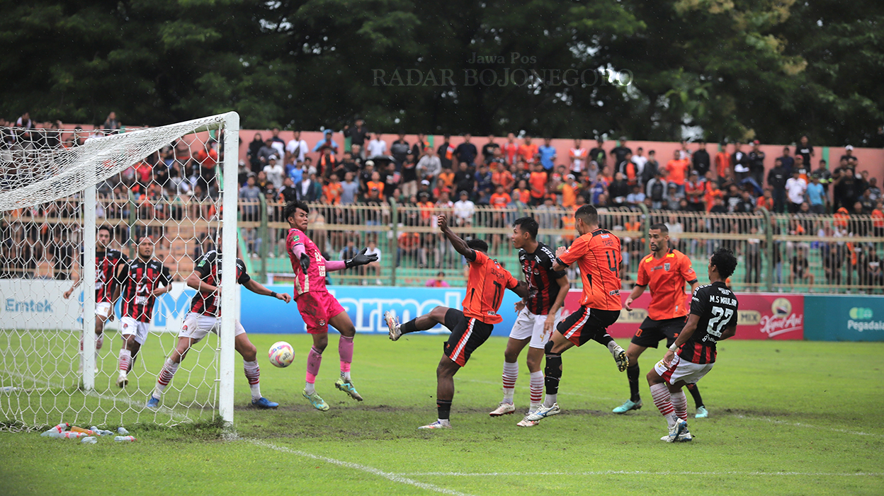 MATANGKAN PERSIAPAN: Persibo mematangkan persiapan mini turnamen bertajuk Bupati Cup bakal mengundang Persija, Persib, Persebaya, Arema FC hingga Persela Agustus mendatang. (YUAN EDO/RADAR BOJONEGORO)