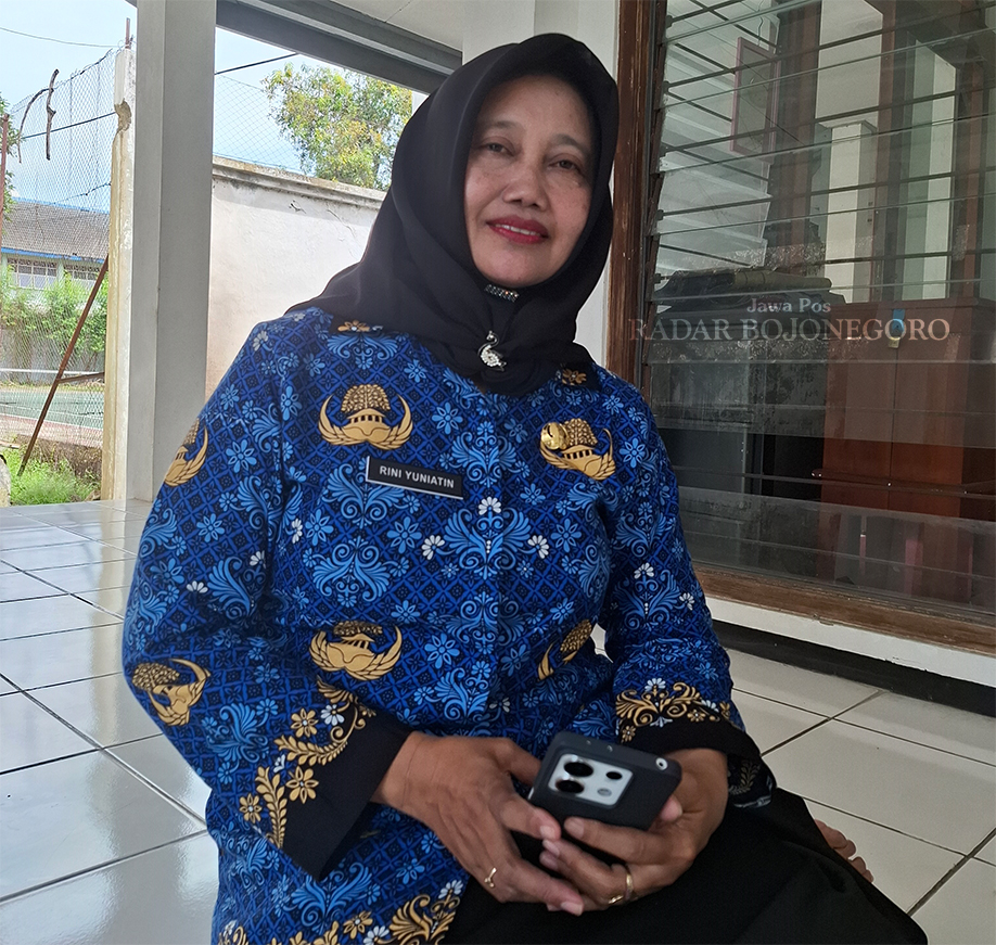 DIANGKAT PPPK: Jatah gagal Rini Yuniatin mungkin sudha habis, di usia 49 tahun baru diangkat PPPK. (DEWI SAFITRI/RADAR BOJONEGORO)