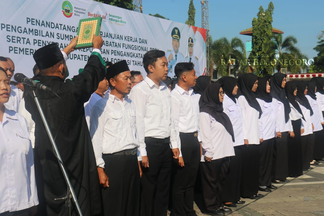 PELANTIKAN: Ribuan ASN Blora mengikuti pelantikan sekaligus pengambilan sumpah jabatan di Alun-Alun Blora, Selasa (29/4) (M. LUKMAN HAKIM/RADAR BOJONEGORO)