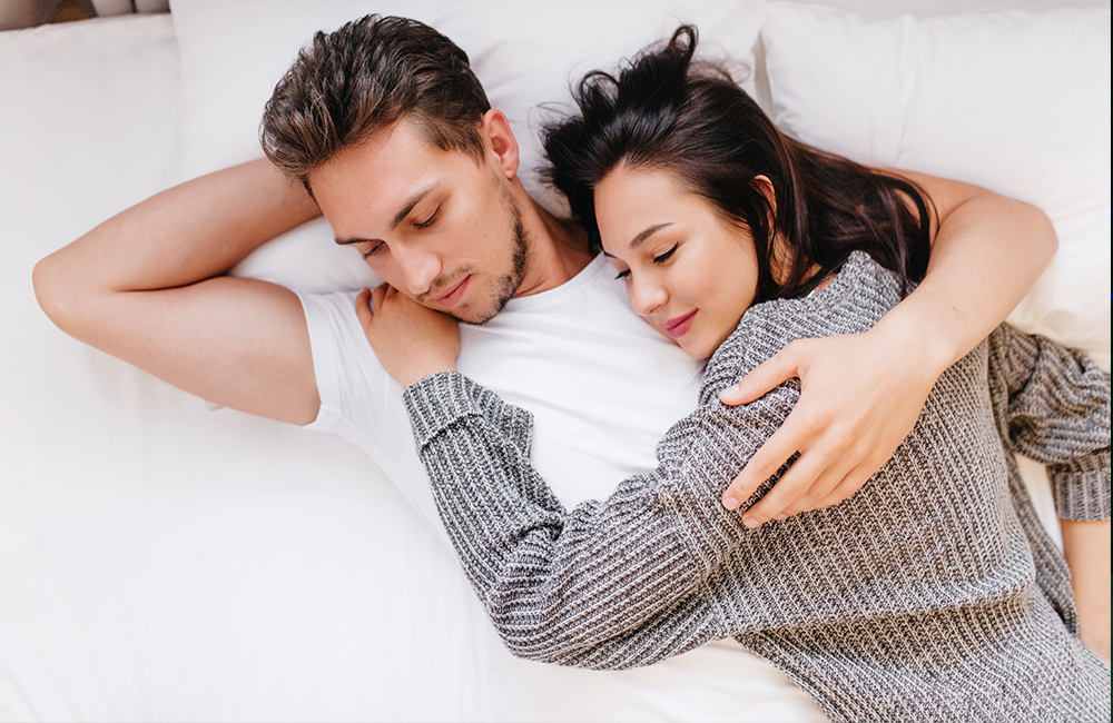 ilustrasi pasangan yang tidur di atas dada