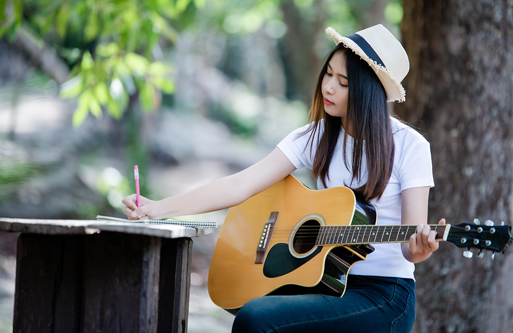 Potret perempuan yang memilih gitar sebagai medium berkarya