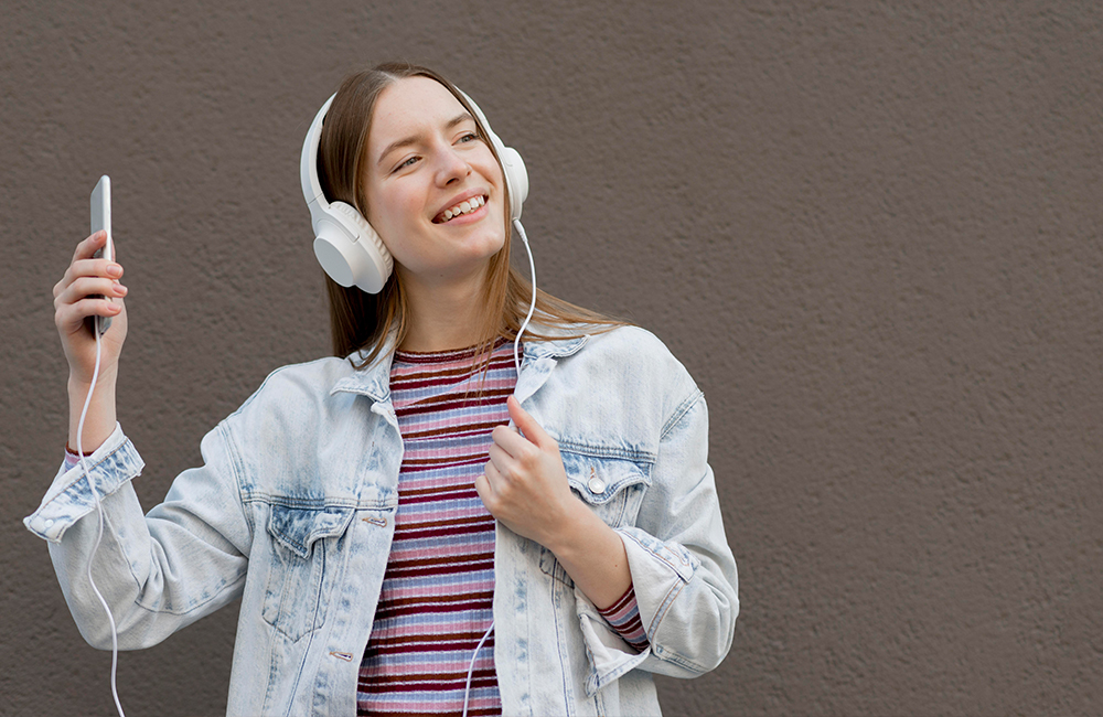 Ilustrasi perempuan yang memilih musik sebagai medium ekspresi mereka