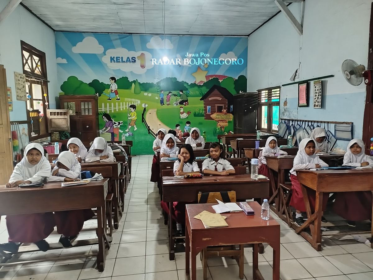 BELAJAR: Siswa kelas 1 SDN 1 Kunden sedang proses kegiatan belajar mengajar. Usia sekolah tersebut telah lebih dari satu abad. (RAHUL OSCARRA DUTA/RADAR BOJONEGORO)