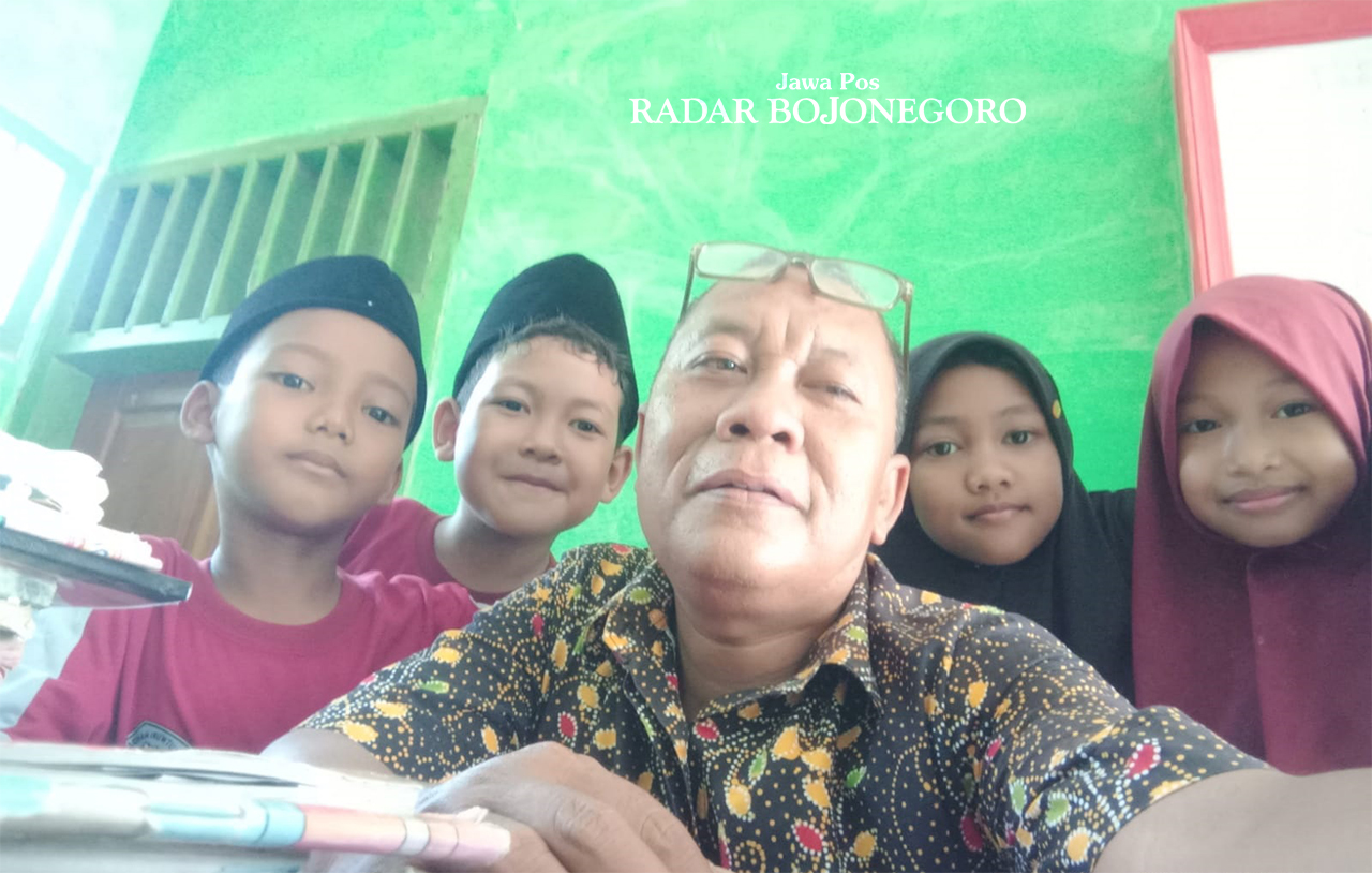 SEMRINGAH: Supriyanto berswafoto dengan siswa-siswinya di SDN Bareng 2 turut Kecamatan Sekar. (ISTIMEWA/RADAR BOJONEGORO)