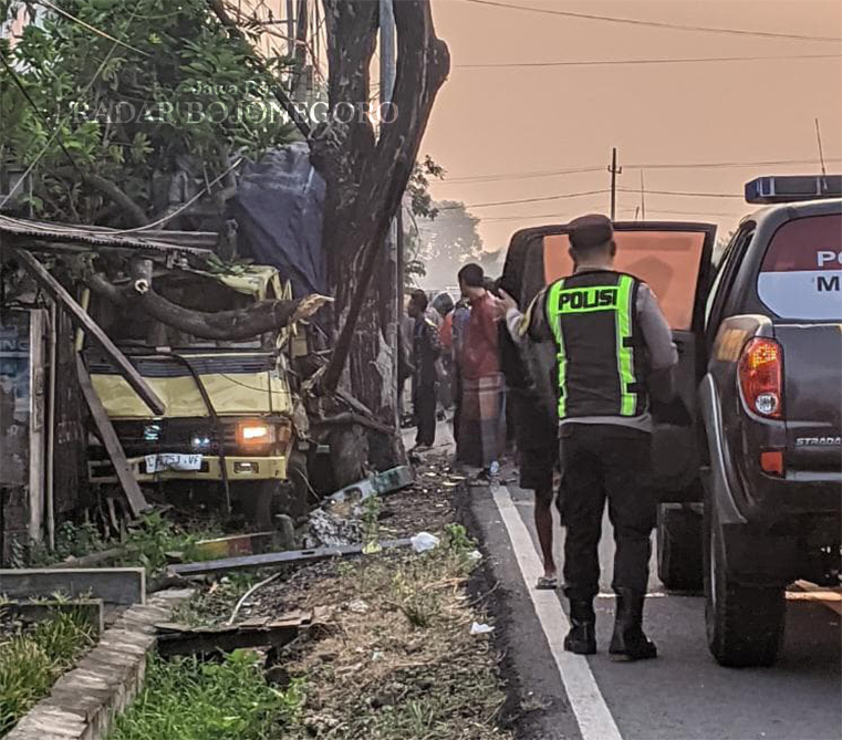 LAKA MAUT: Petugas mengevakuasi laka truk yang menabrak pengayuh sepeda di Desa Mejuwet kemarin. (DHANI WAHYU ALFIANSYAH/RADAR BOJONEGORO)