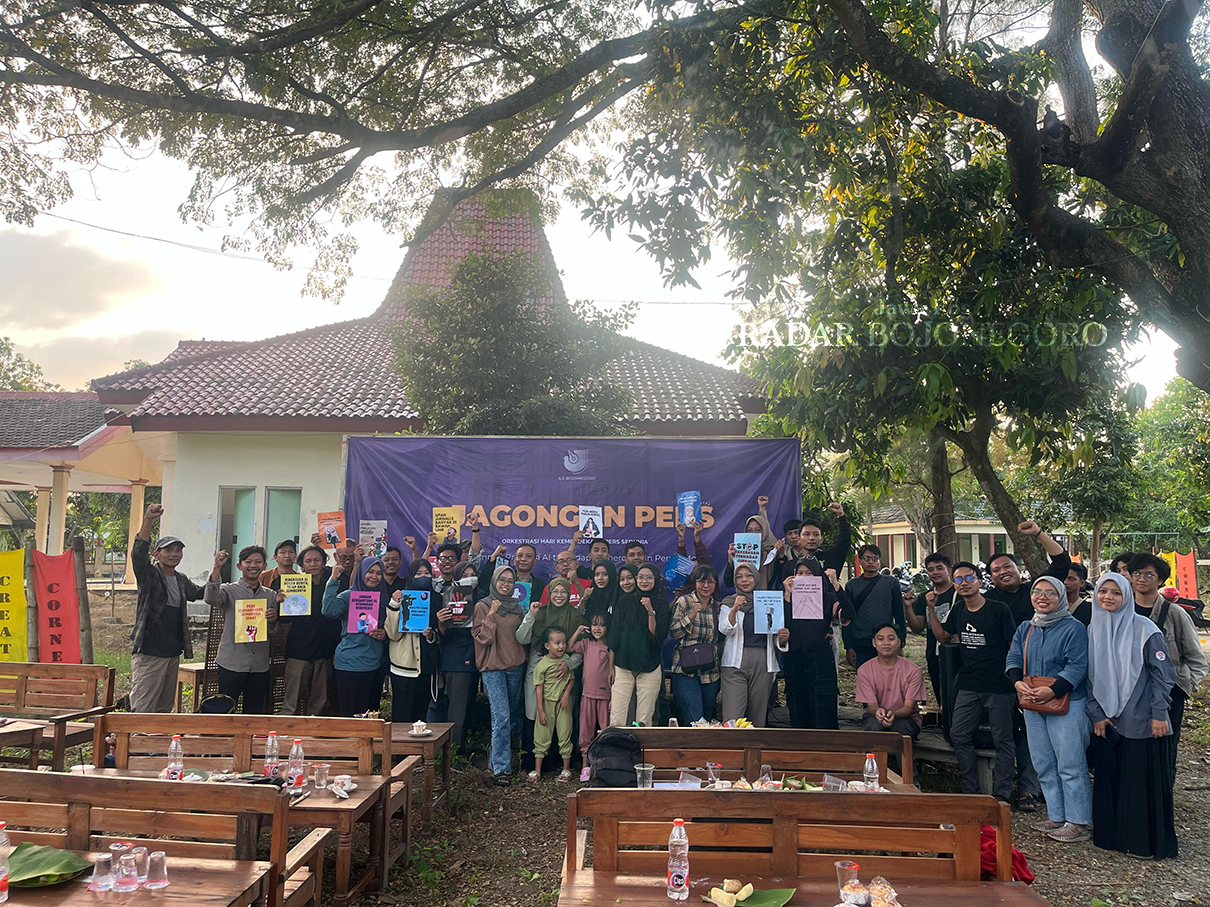 KEBEBASAN PERS: AJI Bojonegoro bersama persma dan organisasi masyarakat sipil menyuarakan kebebasan pers di Hari Kebebasan Pers Dunia kemarin (3/5) (ISTIMEWA/RADAR BOJONEGORO)