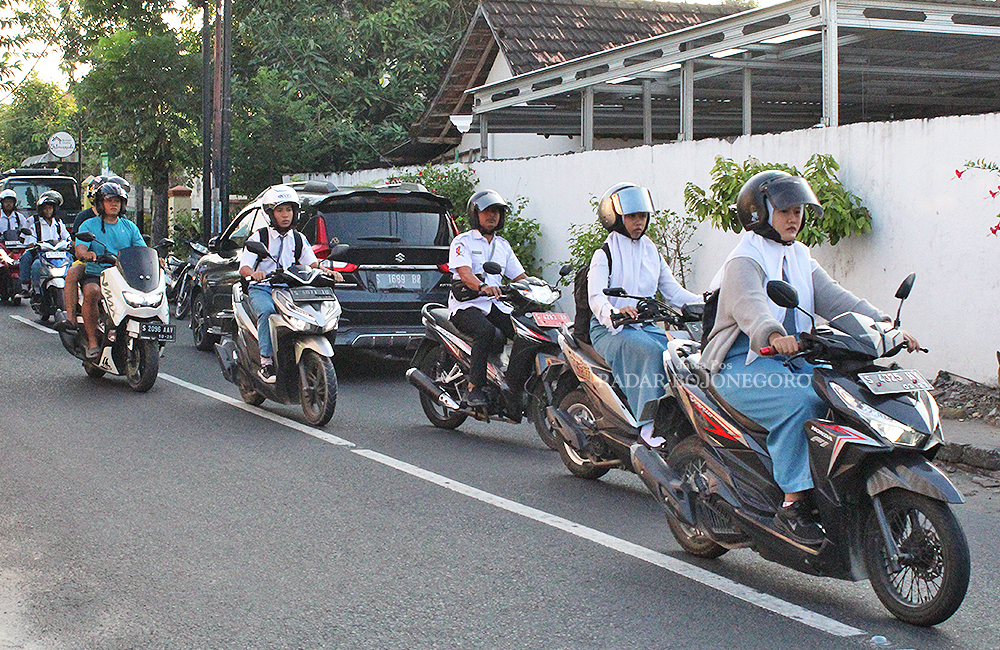 PELAJAR: Para pelajar mengendarai sepeda motor melintas di Jalan dr Suharso hendak berangkat ke sekolah.