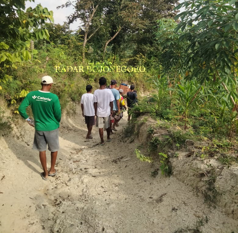 DITANDU: Warga Dusun Kalidandang, Desa Napis, Kecamatan Tamabkarejo ditandu usai melahirkan, kondisi ini sudah terjadi beberapa kali, karena jalan tak bisa dilintasi roda empat. (ISTIMEWA/RADAR BOJONE