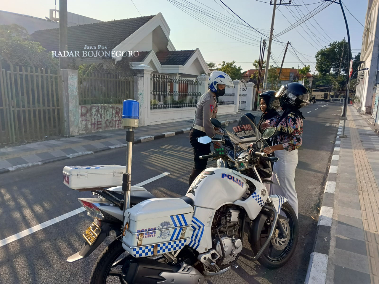MELANGGAR LALU LINTAS: Petugas memeriksa kelengkapan surat pengendara motor, setiap tahun angka pelanggaran lalu lintas terus meningkat. (DHANI WAHYU ALFIASNYAH/RADAR BOJONEGORO)
