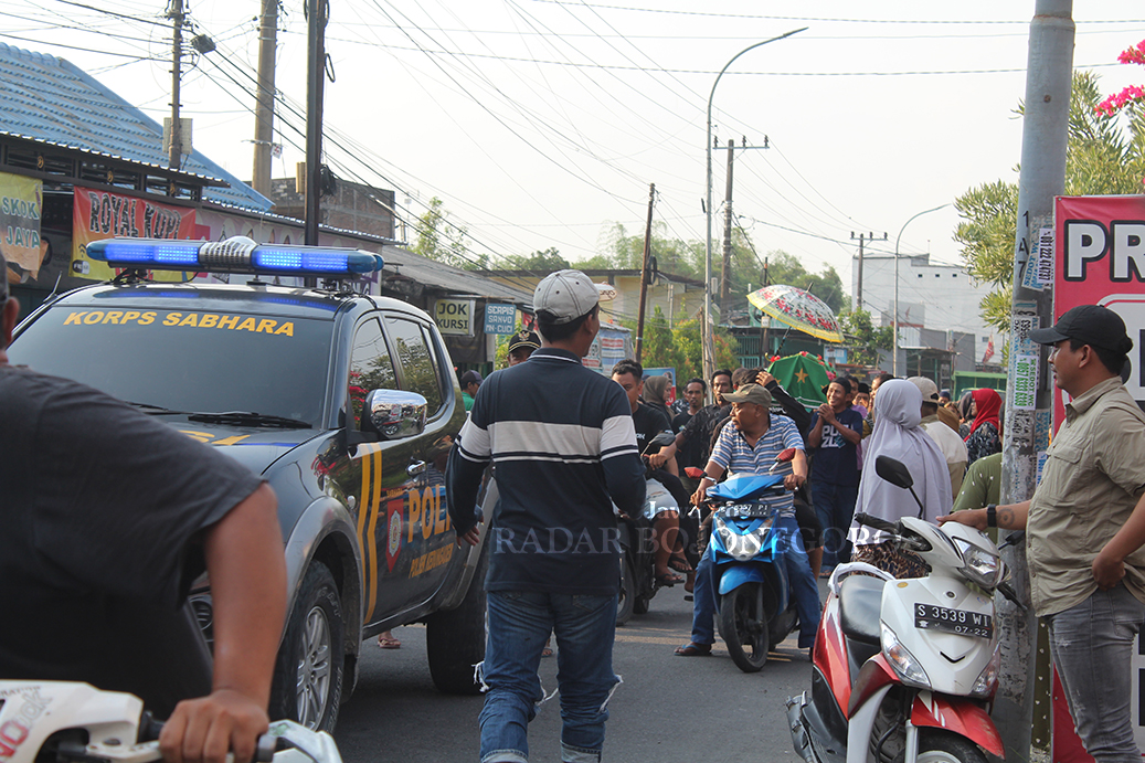 KORBAN JIWA: Warga memandu korban pembacokan untuk dimakamkan di pemakaman umum Desa/Kecamatan Kedungadem. (DHANI WAHYU ALFIANSYAH/RADAR BOJONEGORO)