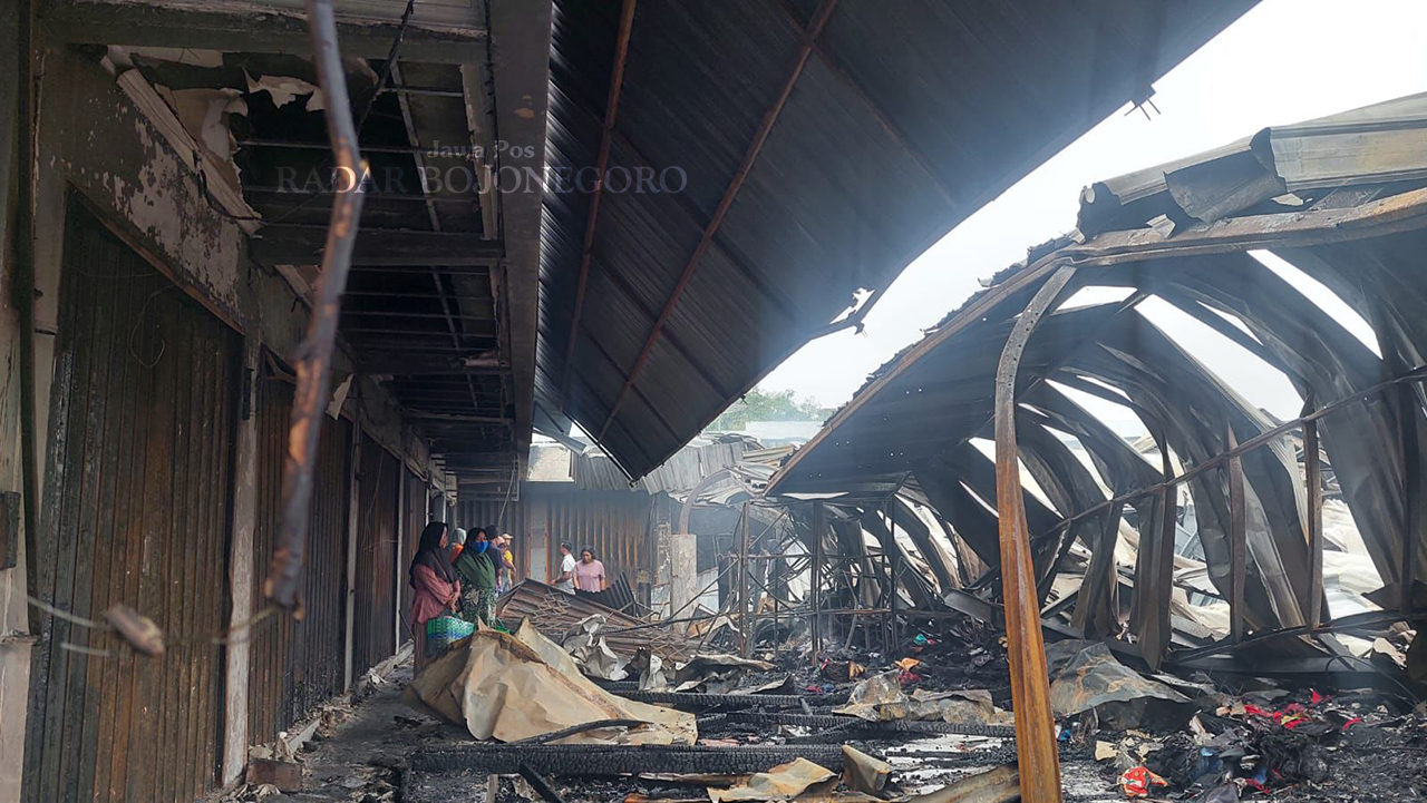 KEBAKARAN: Kondisi Pasar Ngawen ludes terbakar pada awal 2024 lalu. Saat ini, Pemkab Blora menunggu anggaran dari pemerintah pusat untuk merehabilitasi. (M. LUKMAN HAKIM/RADAR BOJONEGORO)