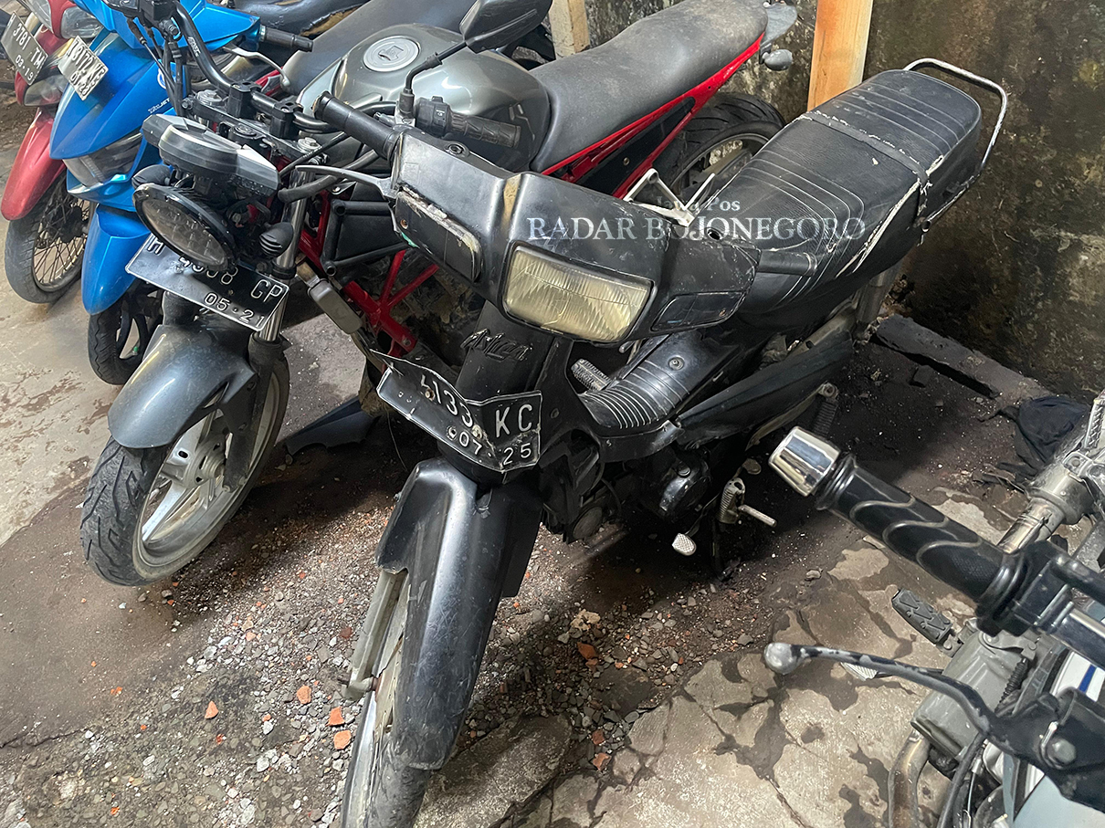 PENCURIAN: Sepeda motor milik N, terduga pelaku pencurian perhiasan emas milik Parsiyem, warga Desa Karangtalun, Kecamatan Banjarejo diamankan di Satlantas Polres Blora. (RAHUL OSCARRA DUTA/RADAR BOJO
