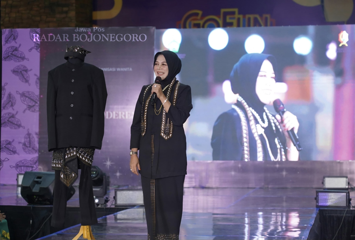SPIRIT PERJUANGAN: Wabup Nurul Azizah mengenakan batik motif obor sewu yang menjadi spirit ajaran samin mengusir penjajah dari tanah air. (DEWI SAFITRI/RADAR BOJONEGORO)