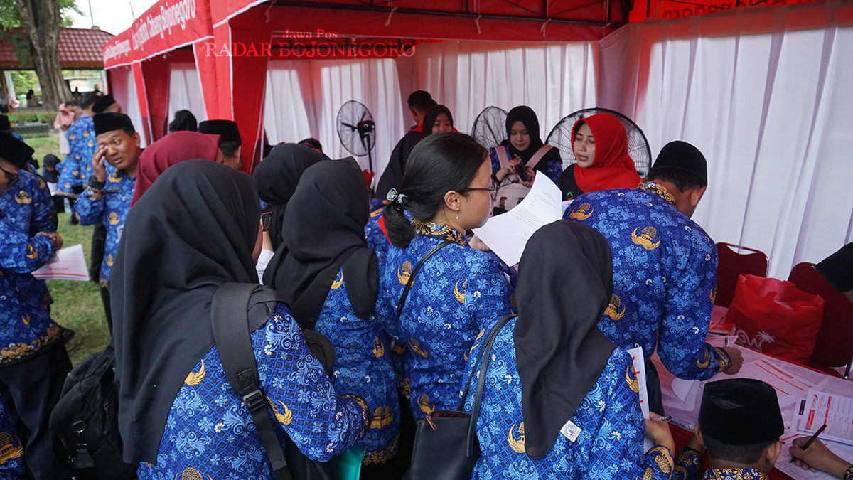 ANTRE: PPPK yang baru mendapatkan SK sedang antre mengurus administrasi dengan salah satu bank pelat merah. (YUAN EDO/RADAR BOJONEGORO)