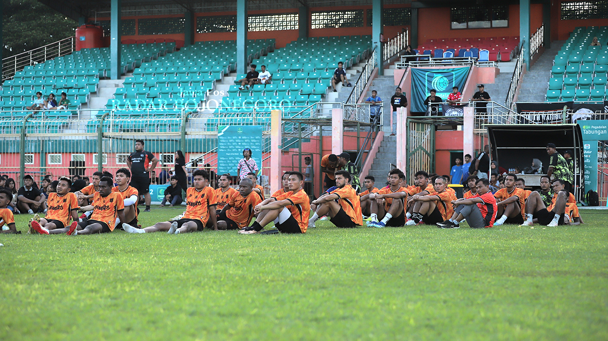 BAKAL KONTRAK PELATIH: Persibo Bojonegoro bakal mendapatkan pelatih baru untuk Liga Nusantara mendatang. Proses rekrutmen pelatih anyar menyisakan tanda tangan kontrak. (YUAN EDO/RADAR BOJONEGORO)