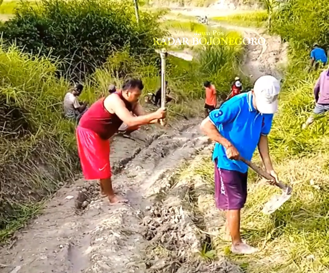 MASIH BERLUMPUR: Jalan poros Desa Napis, Kecamatan Tambakrejo rerata masih berlumpur. (DHANI WAHYU ALFIANSYAH/RADAR BOJONEGORO)