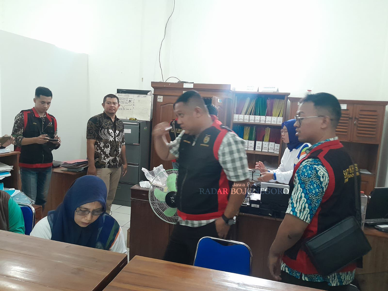 PENGGELEDAHAN: Tim Kejari Blora melakukan penggeledahan di beberapa lokasi turut Desa Sogo, Kecamatan Kedungtuban guna penyidikan kasus dugaan korupsi asset desa.  (ISTIMEWA/RADAR BOJONEGORO)