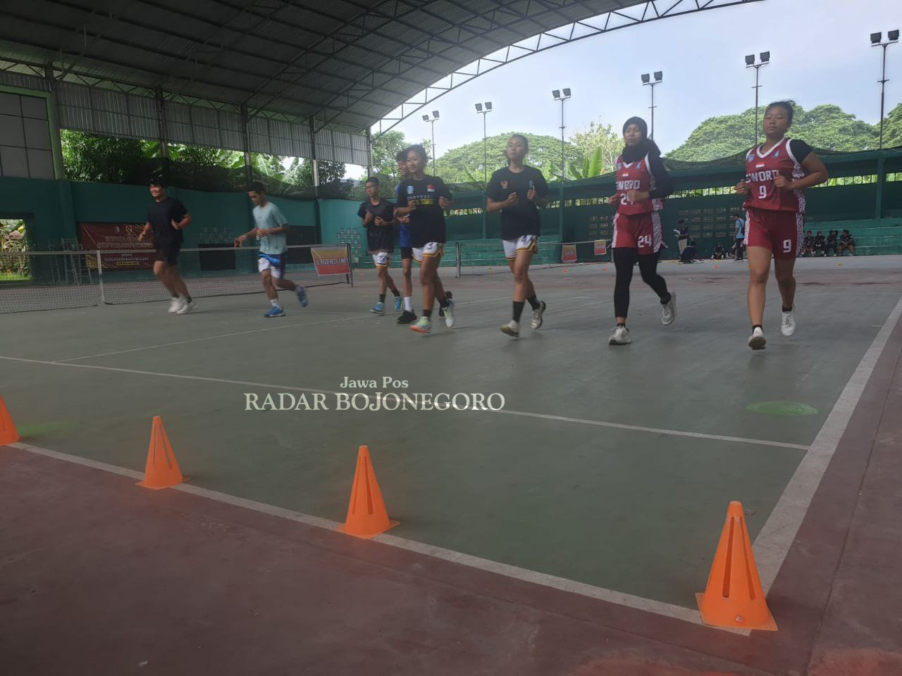 JELANG PORPROV: Ratusan atlet akan jalani tes fisik di GOR SMAN 3 Bojonegoro menjelang ajang Porprov Jatim. (M. IRVAN ROMADHON/RADAR BOJONEGORO)