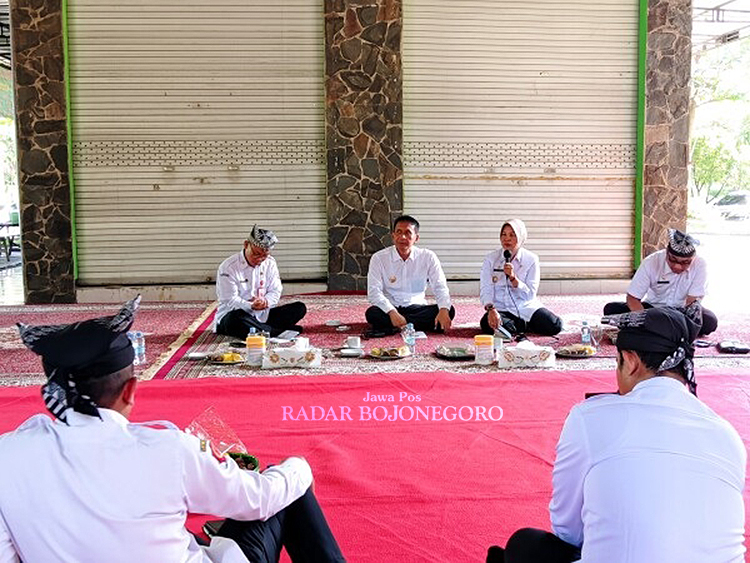 NGOBROL: Bupati Setyo Wahono dan Wakil Bupati Nurul Azizah ngobrol bersama para pedagang di Taman Rajekwesi kemarin (7/5). (ISTIMEWA/RADAR BOJONEGORO)