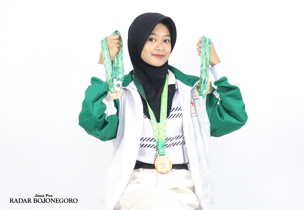 PRESTASI: Revita Khoirisalma pamerkan medali beragam lomba catur mulai dari tingkat kabupaten, provinsi, hingga nasional. (ISTIMEWA/RADAR BOJONEGORO)