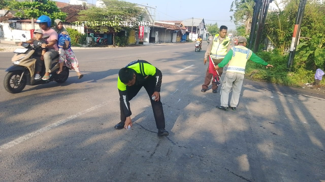 LAKA MAUT: Polisi sedang olah TKP di lokasi laka maut yang menelan korban pasutri di pertigaan Sumuragung, Kecamatan Sumberrejo. (DHANI WAHYU ALFIANSYAH/RADAR BOJONEGORO)