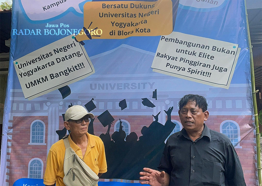ASPIRASI: Mbah Yayun (kanan) bersama beberapa warga yang tergabung dalam Aliansi Masyarakat Blora sampaikan aspirasi terkait pendirian PSDKU UNY di wilayah Blora Kota. (RAHUL OSCARRA DUTA/RADAR BOJONE