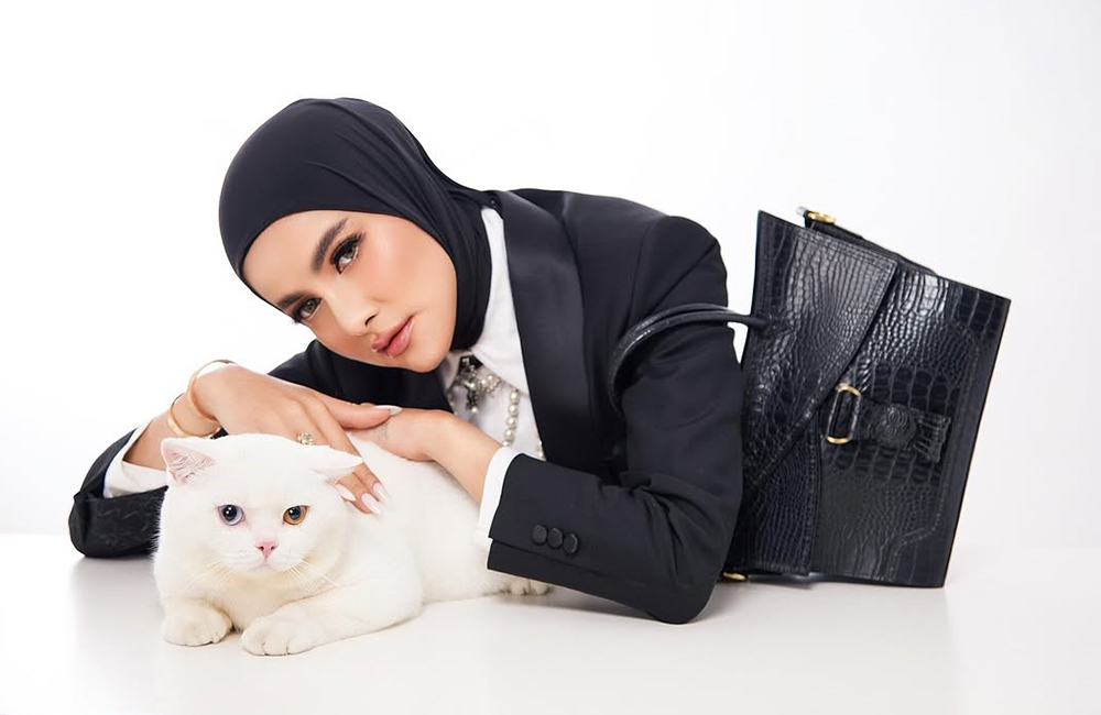 Olla Ramlan pertama kali memperkenalkan penampilan barunya yang berhijab kepada publik pada tahun 2019