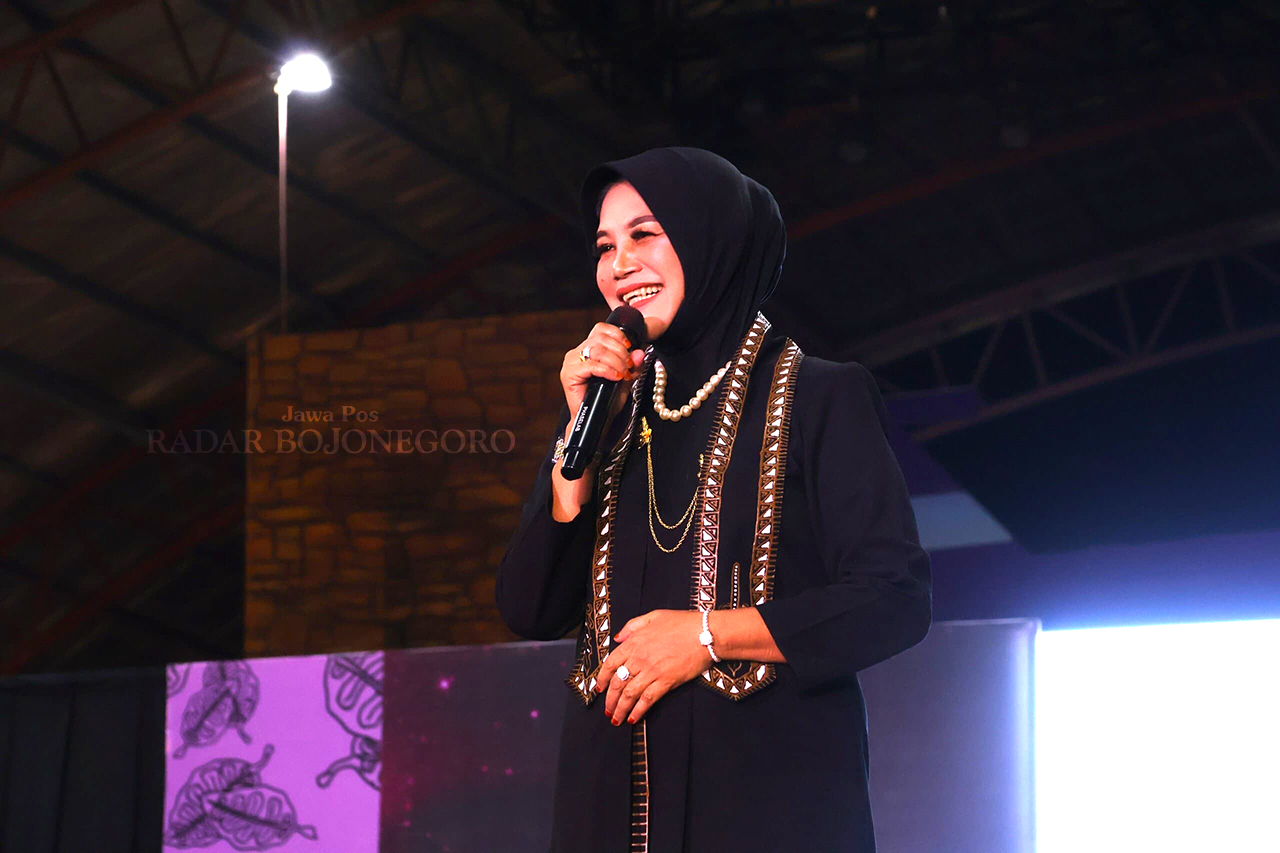 OBOR SEWU: Wabup Bojonegoro Nurul Azizah mengenakan pakaian adat Samin dengan motif Obor Sewu pada momen Fashion Show Kebaya Modern Batik Bojonegoro di GoFun, Sabtu (3/5). (ISTIMEWA/RADAR BOJONEGORO)