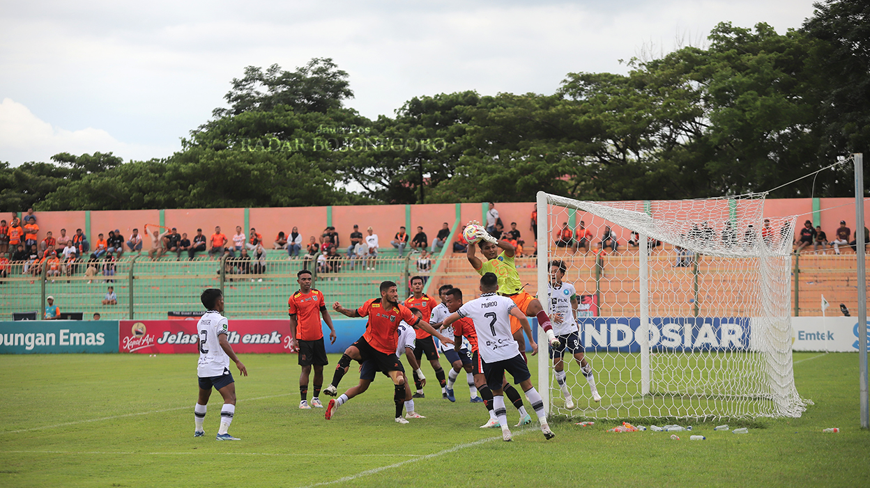 LIGA 2: Kemelut di mulut gawang Persiku saat laga kontra Persibo di Stadion Letjen Sudirman pada Januari lalu. (YUAN EDO RAMADHANA/RADAR BOJONEGORO)