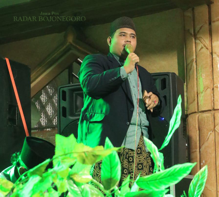 BERTALENTA: Widodo Ramadhoni memiliki keahlian di bidang MC sekaligus geluti dunia kepenulisan dan kreator konten salawat. (ISTIMEWA/RADAR BOJONEGORO)