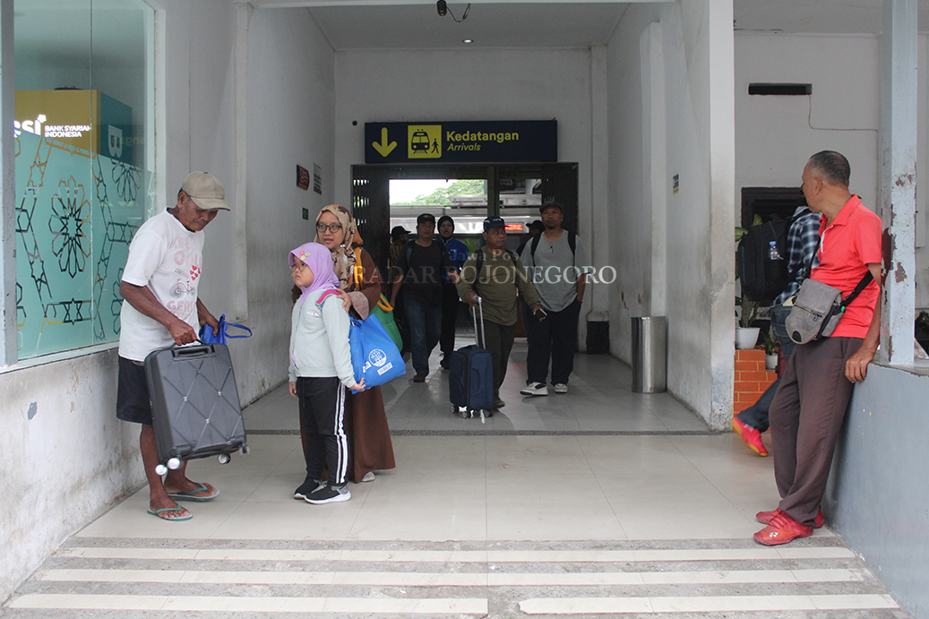TAMBAH KERETA: Penumpang kereta api sedang turun di Stasiun Bojonegoro. Selama libur panjang Hari Raya Waisak, PT KAI tambah 6 kereta. (DHANI WAHYU ALFIANSYAH/RADAR BOJONEGORO)