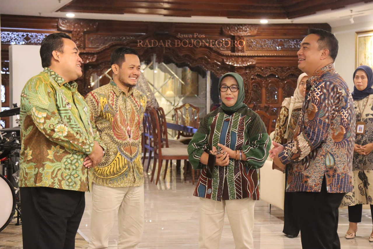 SAMAKAN PERSEPSI: Bupati Blora diskusi menyamakan persepsi dengan Wakil Ketua DPRD setempat. (LUKMAN HAKIM/RADAR BOJONEGORO)