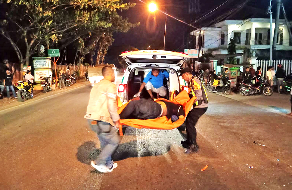 KORBAN: Laka di depan SPBU Padangan Jalan Bojonegoro-Cepu, pada Sabtu (10/5) malam lalu. Menewaskan satu korban jiwa pengendara motor.