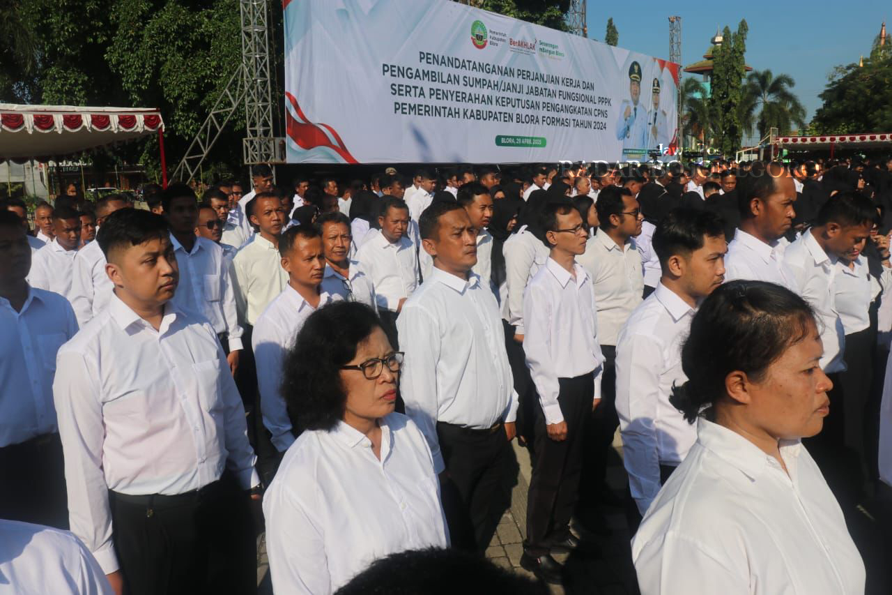 PELANTIKAN: Sebanyak 197 PNS dilantik bersama ribuan PPPK oleh Bupati Blora di Alun-Alun Blora pada akhir April lalu. (M. LUKMAN HAKIM/RADAR BOJONEGORO)