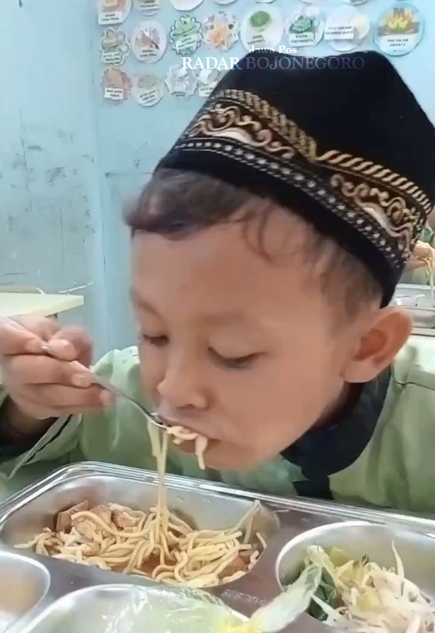 LAHAP: Seorang siswa melahap habis mi ayam yang merupakan salah satu menu baru program MBG di Blora. (RAHUL OSCARRA DUTA/RADAR BOJONEGORO)