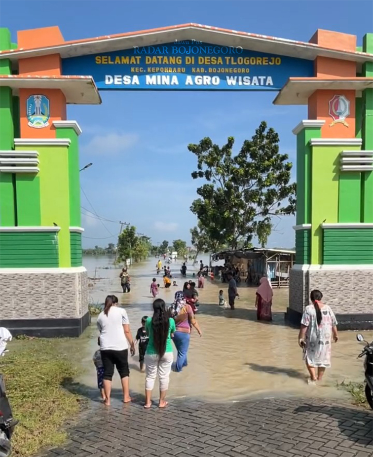TERGENANG: Jalan di poros kecamatan ini tergenang akibat guyuran hujan. Data sementara tersebar di tujuh kecamatan. (DHANI WAHYU ALFIANSYAH/RADAR BOJONEGORO)