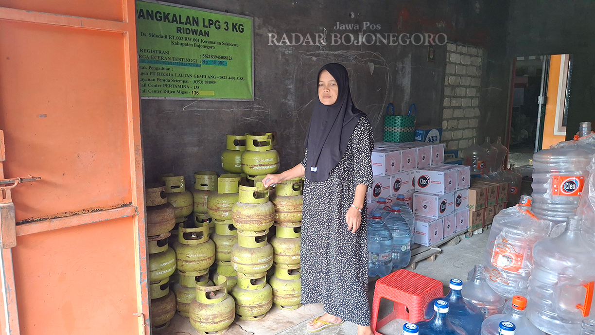 LANGKA LAGI: Gas elpiji kemasan 3 kilogram kembali langka di Kecamatan Kalitidu. Para pelaku usaha kecil dan PKL sangat terdampak. (YANA DWI KURNIYA WATI/RADAR BOJONEGORO)