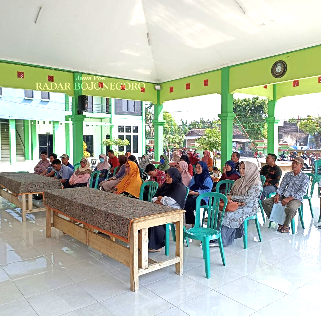 TERIMA BANSOS: Warga menerima dana bansos dari pemerintah, di Kecamatan Kasiman tercatat 164 berstatus miskin ekstrem. (YANA DWI KURNIYA WATI/RADAR BOJONEGORO)